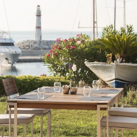 Yacht Club-2